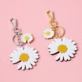 【Happytree】 White Daisy Keychain Fashion Alloy Flowers Keychain For Women Enamel Flower Charm Key Chain Girl Car Bag Pendant Keyring Gifts. 