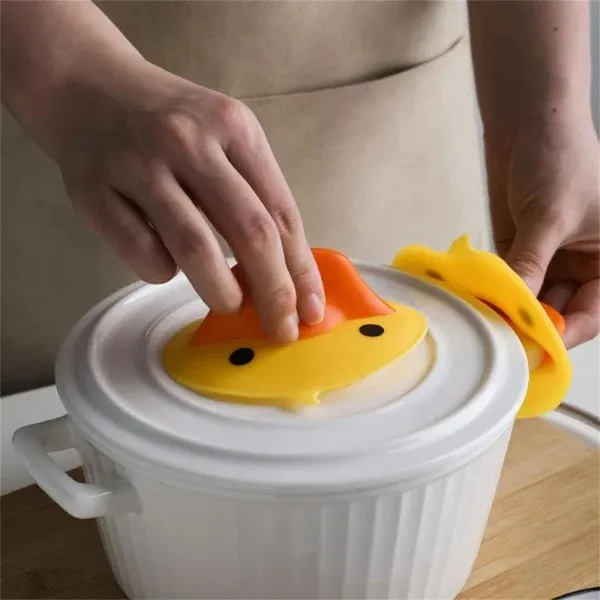 2pcs%20duck%20shaped%20Heat-Resistant%20Silicone%20Pot%20Holder%20and%20Oven%20Mitt%20Grip%20-%20Assorted%20KS%20-%20Image%203