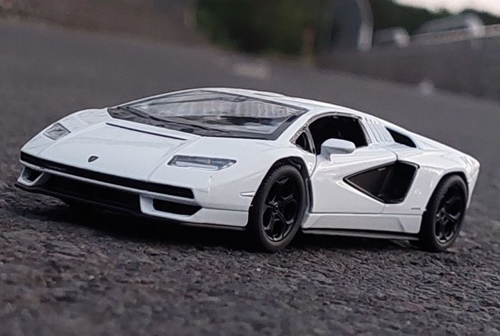 Kinsmart Lamborghini Countach LPI 800-4 - 1/38 Scale diecast Model
