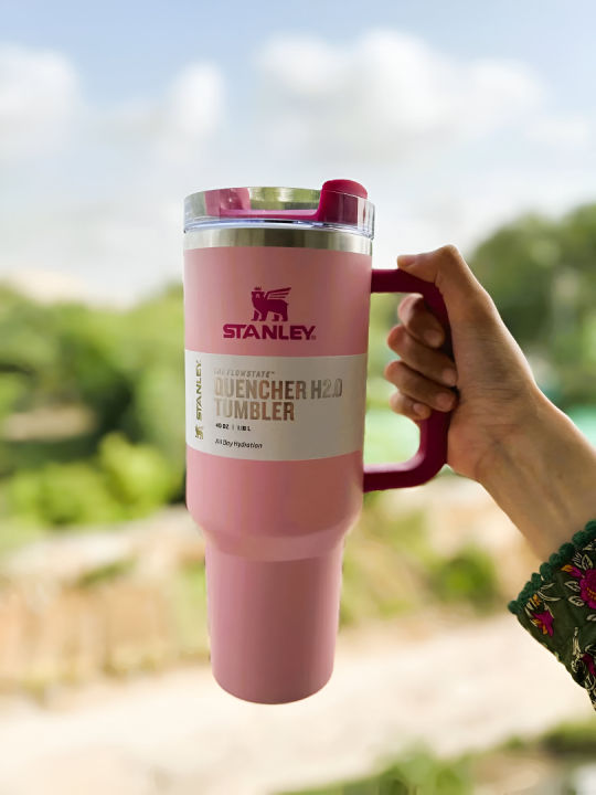 Stanley%20Quencher%20H2.0%20Vacuum%20Insulated%20Tumbler%20with%20Grip%20Handle%2040oz%20-%2018/8%20Stainless%20Steel,%20BPA-Free,%20Double-Wall%20Mug%20for%20Coffee%20&%20Beverages%20-%20Image%204