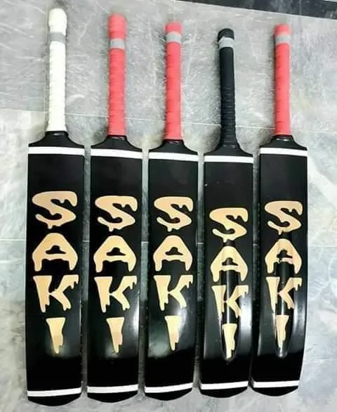 Original%20Saki%20Black-Cobra%20Tape%20Ball%20Bat%20-%20Image%202