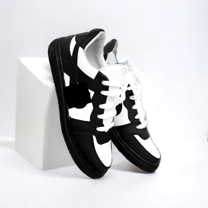 black and white casual sneaker — perfect for both streetwear and everyday use.
