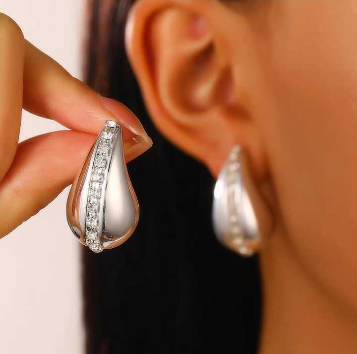 Crystal%20Tear%20Drop%20Earrings%20TDE-116%20Glossy%20Shine%20Earrings%20for%20Girls%20/%20Women%20/%20Ladies,%20Chunky%20Dome,%20Water%20Drop,%20Hallow%20Stud%20with%20Rhinestone,%20Plastic%20Electroplated%20Artificial%20Jewelry%20-%20Image%203