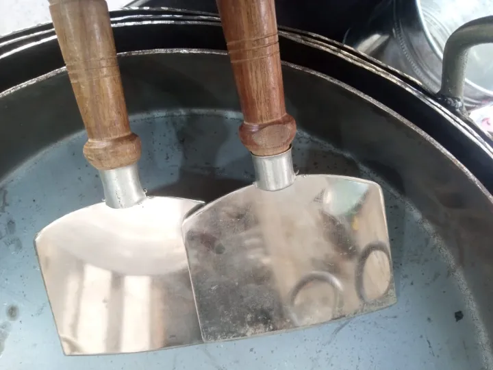 pure%20iron%20hotplate%20(tawa)%20WITH%20pair%20of%20takatak%20spoon%20%20wood%20handle%20heavy%20quality%20for%20making%20takatak,tawa%20keema%20,%20tawa%20chicken,%20tawa%20kajali,%20fry%20muttom%20cham,%20tawa%20chicken%20frying%20,fish%20fry,%20%20kalaji%20fry,%20paratha%20roti%20and%20many%20more%20itmes%20you%20can%20cooking%20on%20it%20-%20Image%208