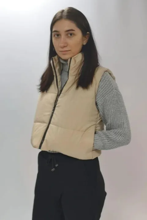Cropped%20Padded%20Gilet%20Jacket%20-%20Stylish%20Winter%20Wear%20for%20Women%20-%20Image%203