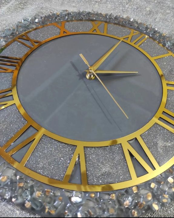 Resin%20grey%20wall%20clock%20-%20Image%202