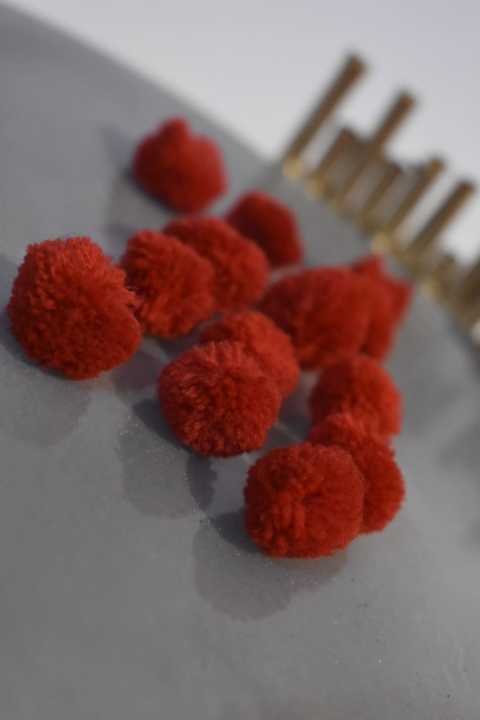 pom%20poms-2%20cm%20size%20-%20Image%202