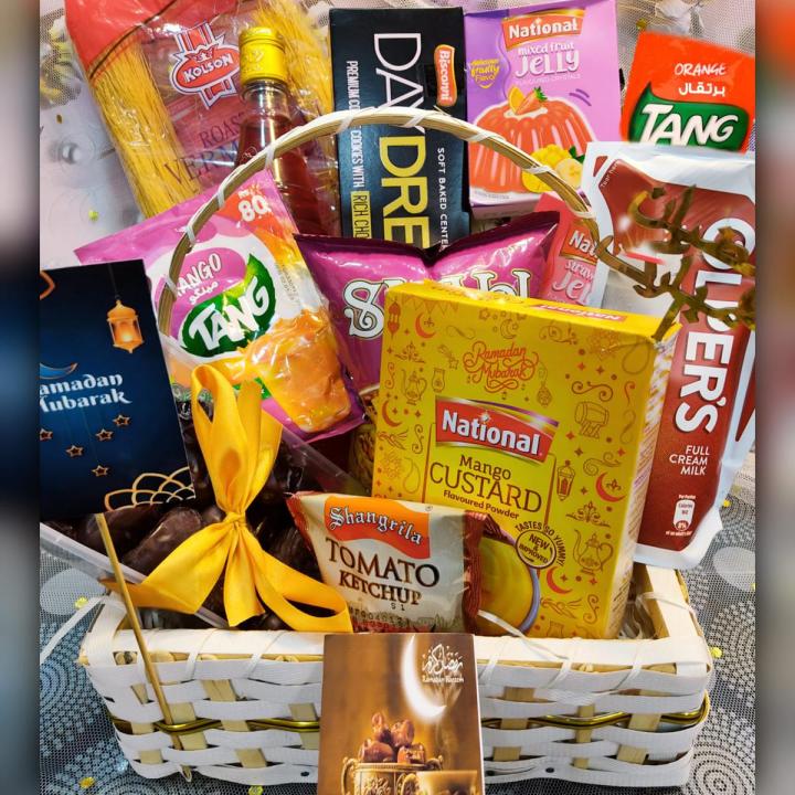 ramzan mubarak basket for gift , traditional gift basket for Ramadan , Ramadan Kareem gift baskets , decoration gift boxes ramdan kareem gifts , sehri basket , iftar basket