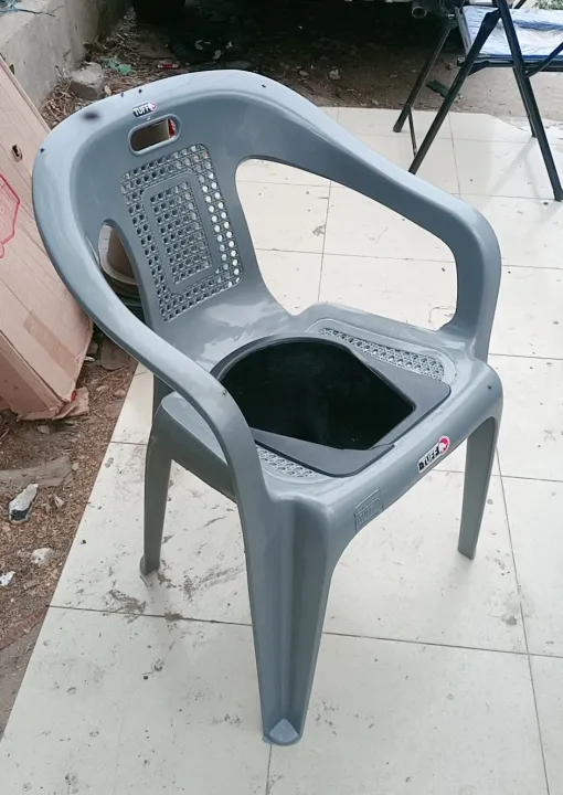 Plastic%20Commode%20Chair%20for%20Old%20People%20-%20Image%203