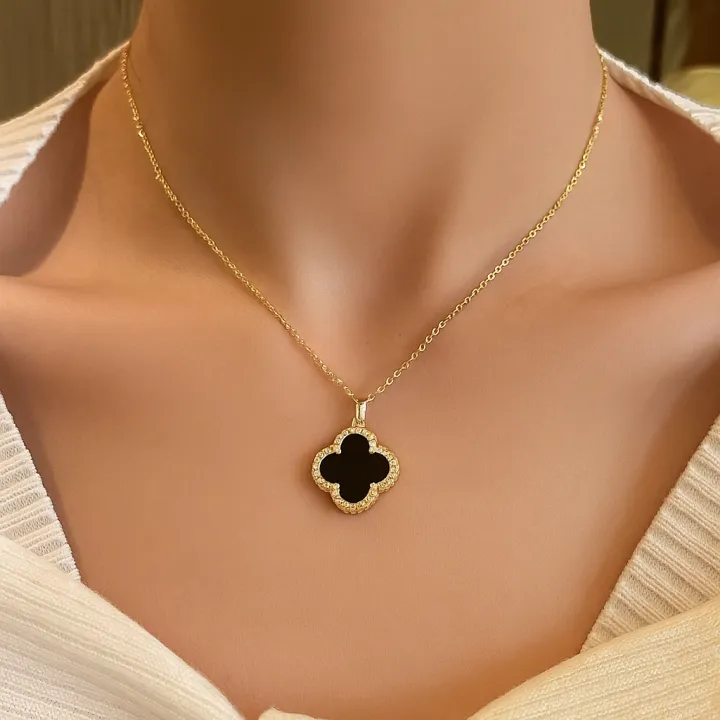 Elegant%20Clover%20Pendant%20Necklace%20for%20Women%20%E2%80%93%20Gold%20&%20Silver%20Chain%20Fashion%20Jewelry,%20Stylish%20Gift%20Jewelry%20-%20Image%203