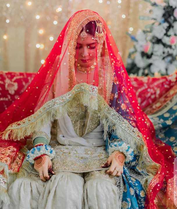 Original%20Traditional%20nikkah%20-%20mendhi%20dupatta/scarf/veil%20with%20gold%20border%20and%20crisscross%20spread%20-%20Image%204