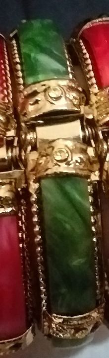 Golden%20based%20beautiful%20bracelet%20for%20girls%20-%20Image%203