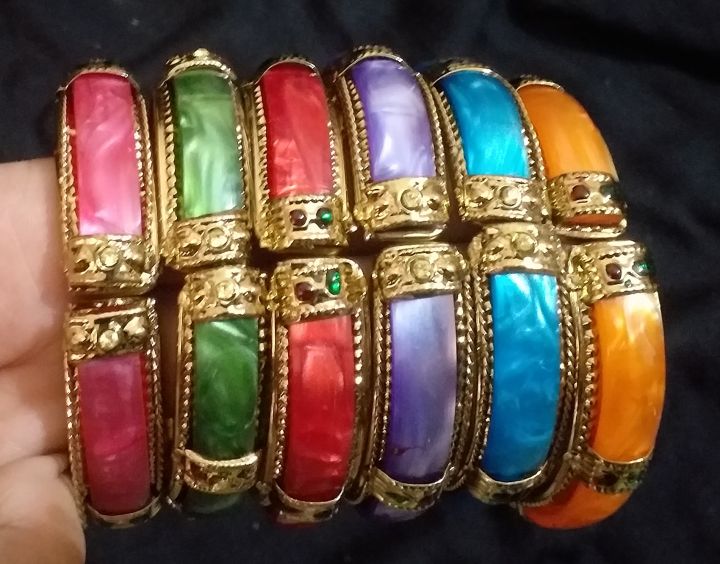 Golden%20based%20beautiful%20bracelet%20for%20girls%20-%20Image%204