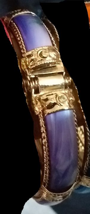 Golden%20based%20beautiful%20bracelet%20for%20girls%20-%20Image%204