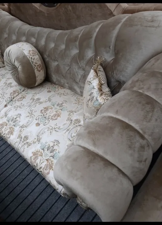 Royal%20Design%20Tufted%20Sofa%20Set%20-%20Tufted%20Back%20%20Curved%20Arms%20%20Relaxer%20Back%20%20Printed%20J%20Card%20Fabric%20Seats%20%20Velvet%20Fabric%20-%205%20Seater%20-%20Image%204
