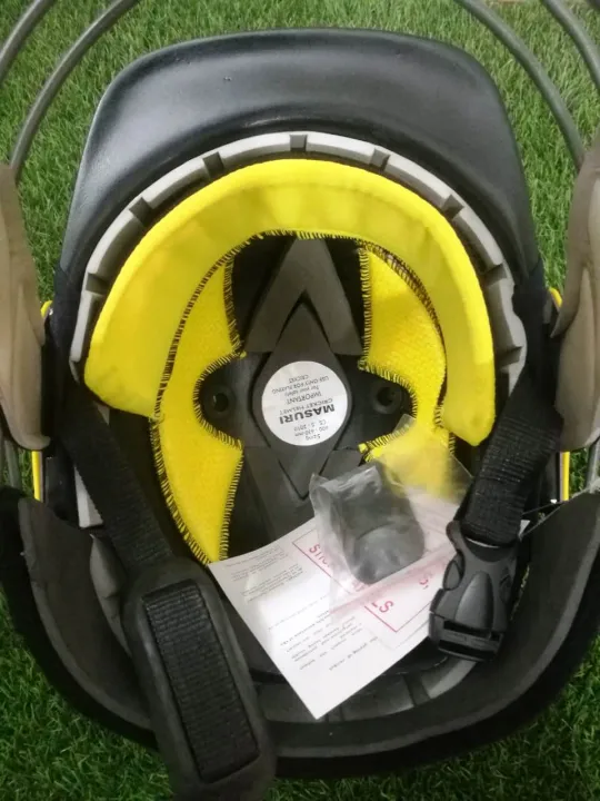Masuri%20Vision%20Series%20Professional%20Grade%20Cricket%20Helmet%20with%20Stainless%20Steel%20Grill%20%E2%80%93%20Adult%20&%20U19%20-%20Image%208